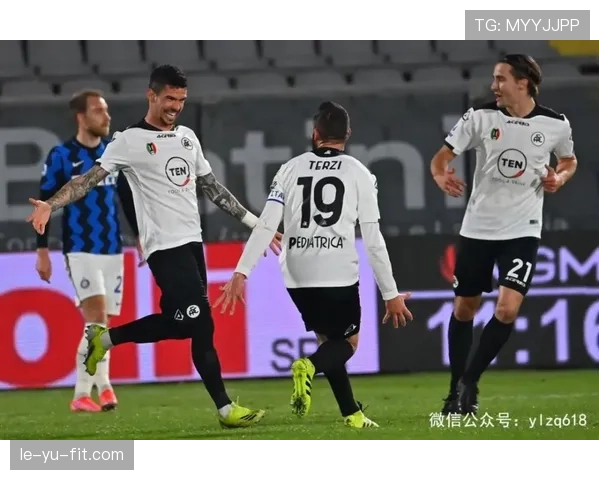 伊萨克 vs 奥斯梅恩:技术流与身体流锋线风格对比分析 伊萨克 vs 奥斯梅恩:技术流与身体流锋线风格对比分析