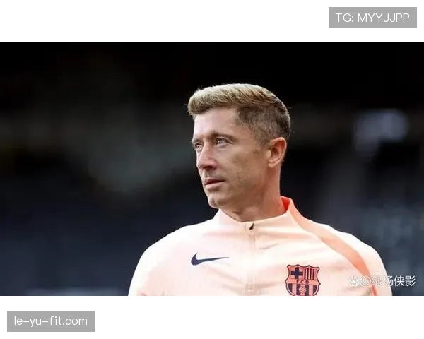 刷到莱万多夫斯基机场随手照，那只随身包比我整套房子还贵，笑不出来了